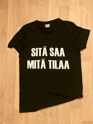 T-paita musta "SITÄ SAA MITÄ TILAA"