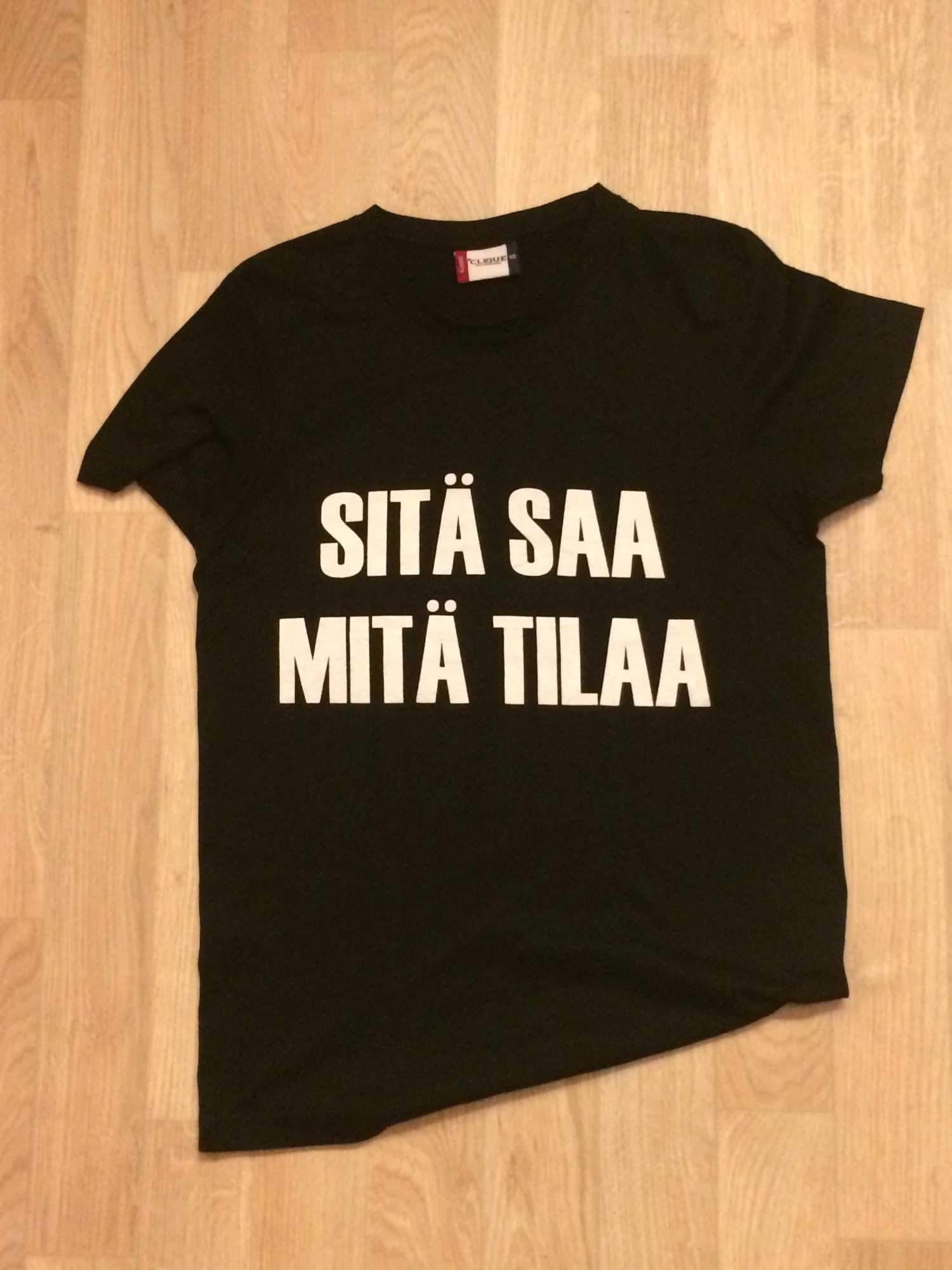 T-paita musta "SITÄ SAA MITÄ TILAA": 