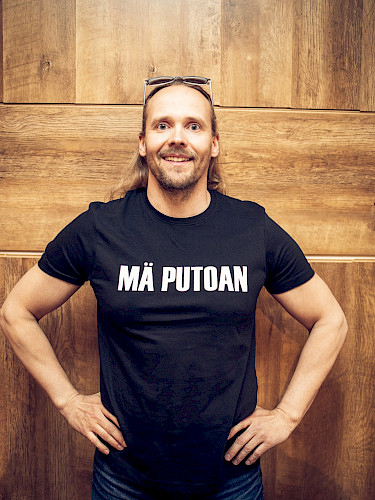 T-paita musta "MÄ PUTOAN"