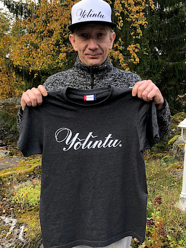 T-paita tummanharmaa "TÄÄ ON RANKKAA"